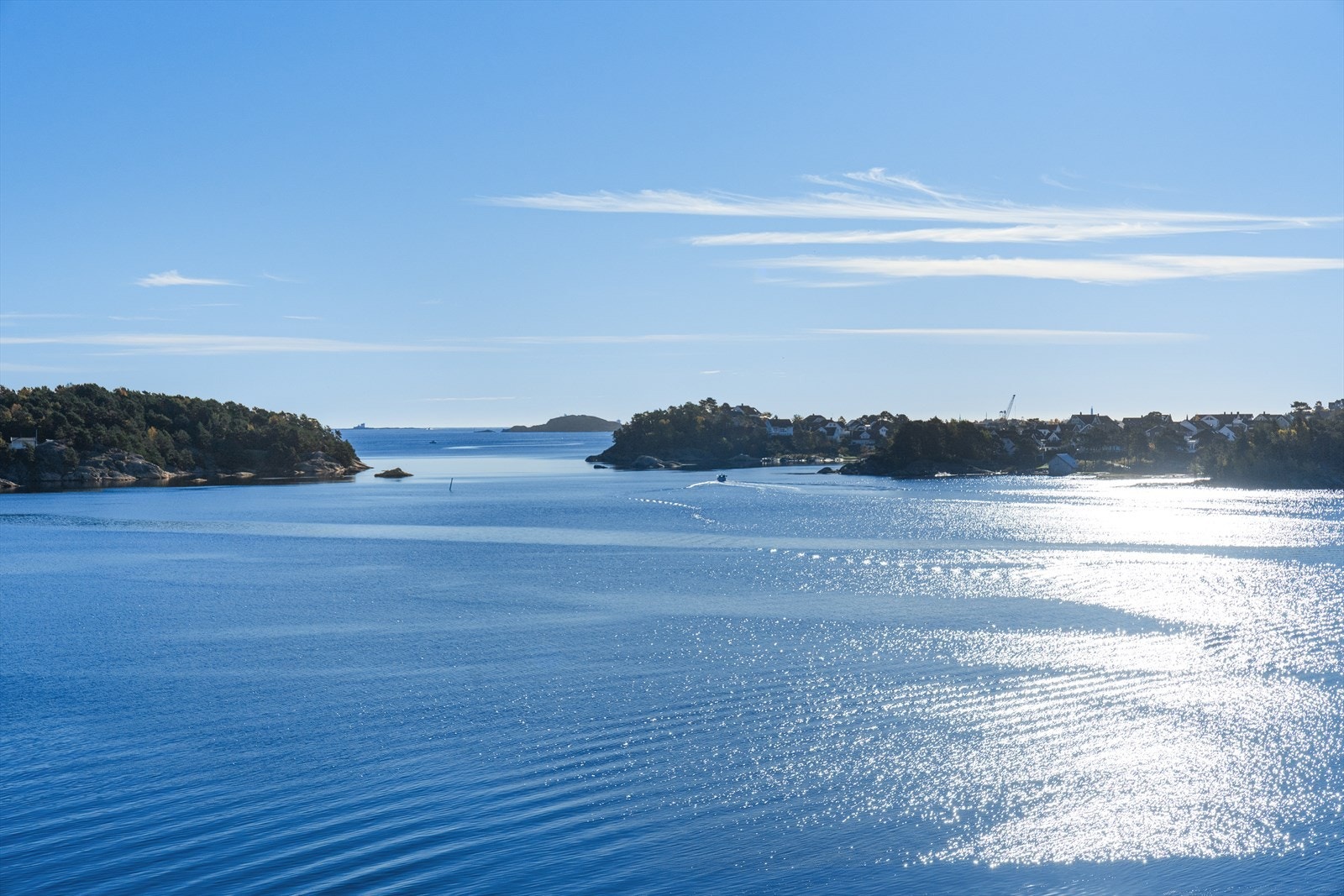 Fra balkongen kan du se Grønningen Fyr, mot Andøya og Bragdøya. Her er det et fantastisk båtliv om sommeren, hvor det er mye å følge med på ute på fjorden. Her får du både sjø- og havutsikt! Galleribilde