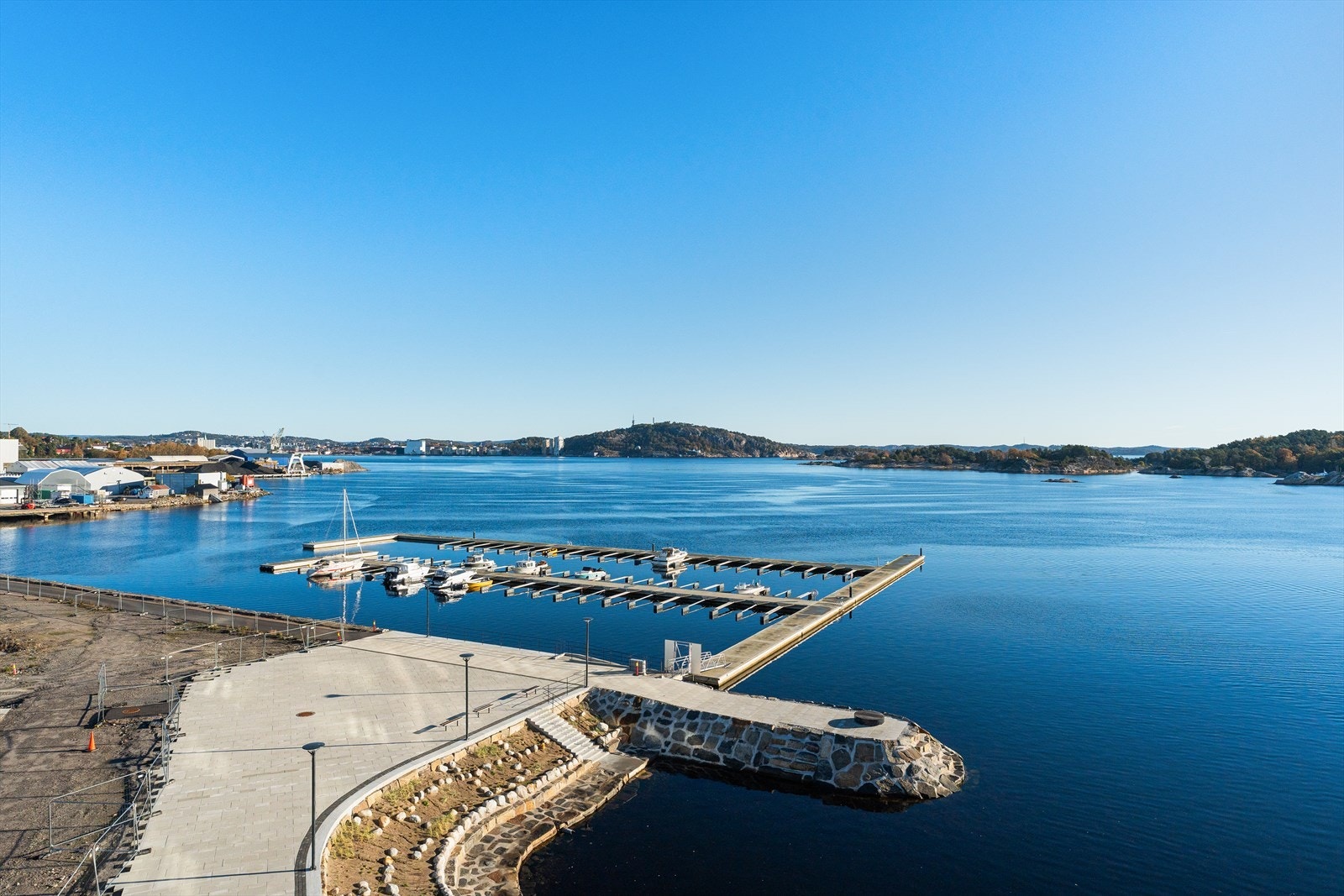 Fra leiligheten har du nydelig utsikt mot sjøen hvor du blant annet ser innseilingen til Kristiansand, Odderøya, mot Bragdøya og Andøya. Det er fortsatt ledige båtplasser i båthavnen, og fra leiligheten vil du da også kunne se båten din om du vil. Galleribilde