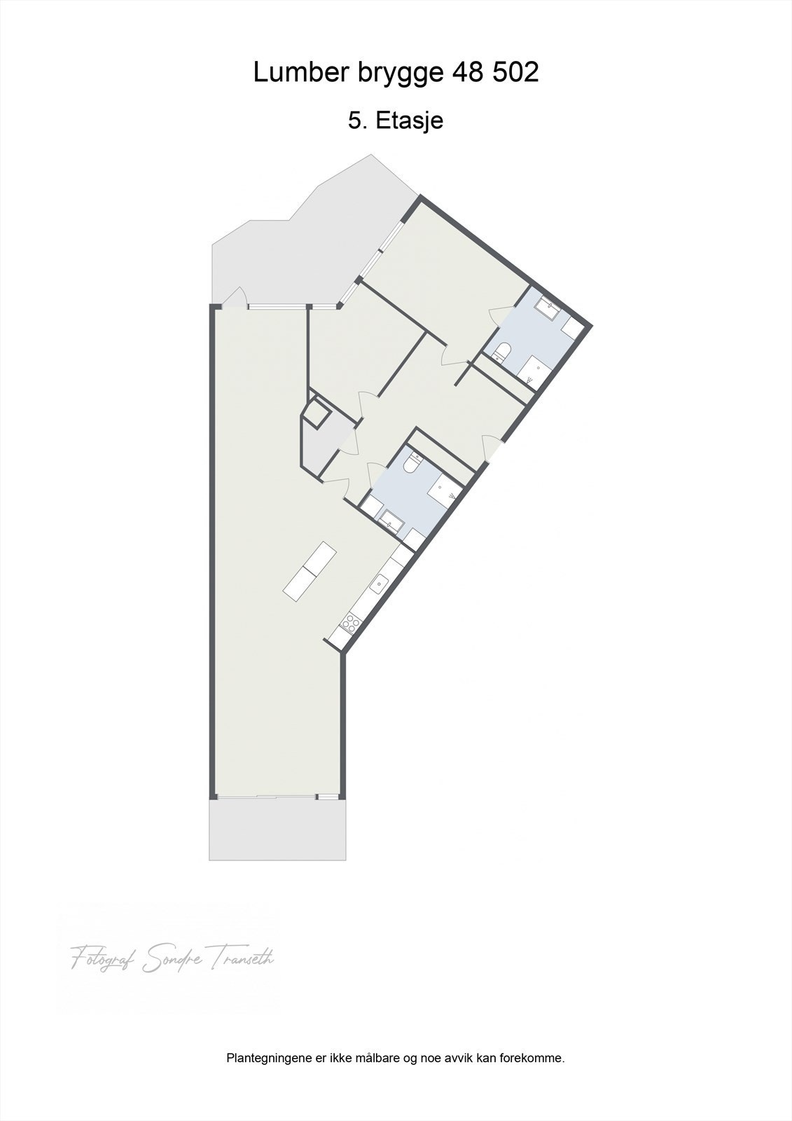 Planløsning Lumber Brygge 48, 5.etg.: entre, mellomgang, stor åpen stue/kjøkkenløsning med tilkomst til balkong på begge sider, 2 soverom, 2 bad, samt innvendig bod. I tillegg medfølger det 1 parkeringsplass og 1 ekstern bod i byggets underetg. Galleribilde