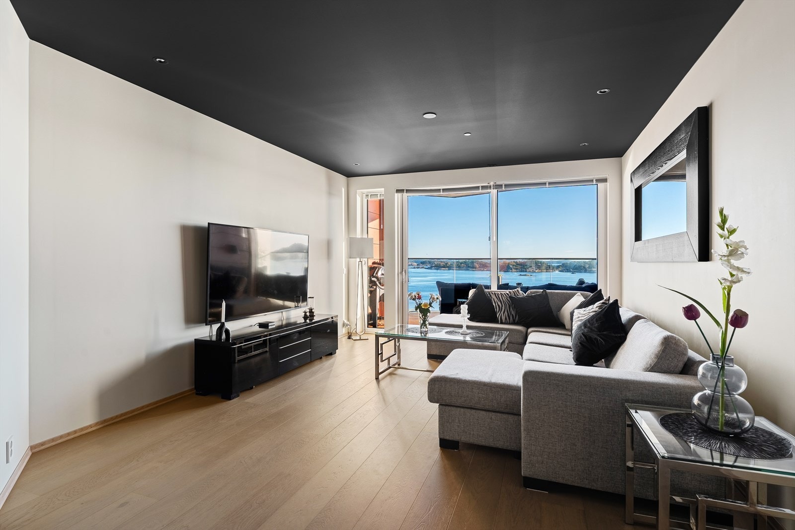 Det er lagt gjennomgående 1-stavs parkettgulv i hele leiligheten foruten på bad hvor det er flislagt. Forøvrig slette malte overflater. Leiligheten er også oppgradert hva gjelder belysning, samt at sprinkelanlegget er skjult. Galleribilde