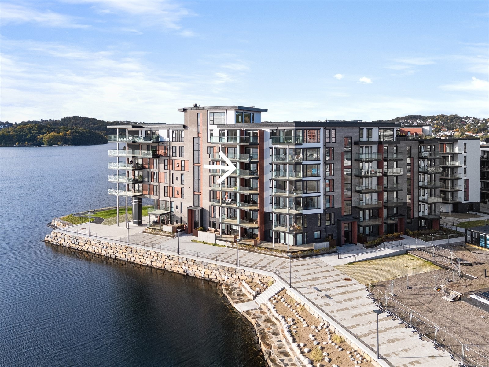 Leiligheten har en ypperlig plassering i byggets 5.etg. med nydelig utsikt! Se pilmarkering for aktuell leilighet. I sameiet har du tilgang felles takterrasse som du finner i oppgang Blokk E/Lumber Brygge 44. Galleribilde