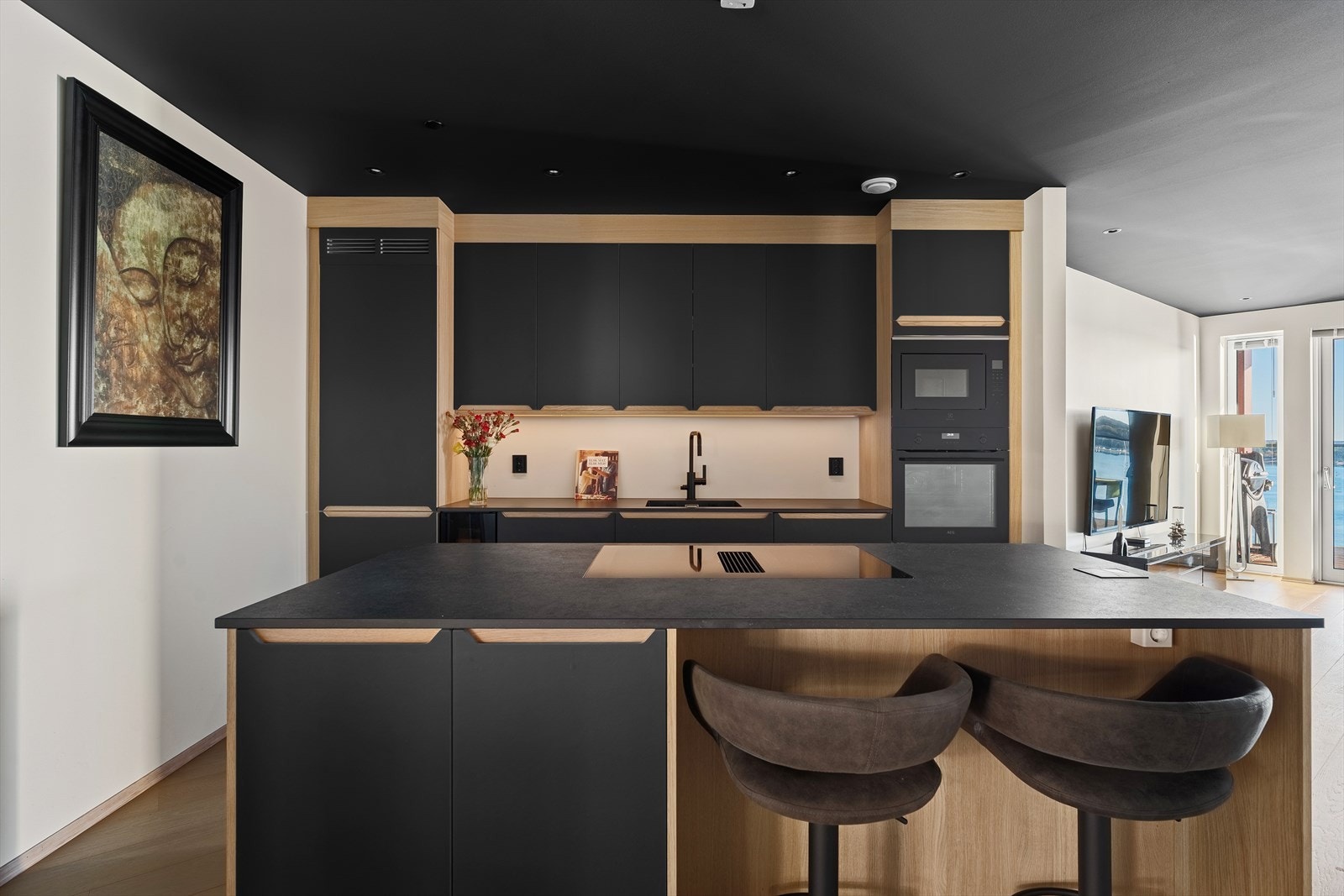 Det er valgt kjøkkenøy med nedfelte stikkontakter, samt en smart barløsning. Forøvrig er innredningen godt utnyttet med takhøye overskap og god benkeplass. Galleribilde