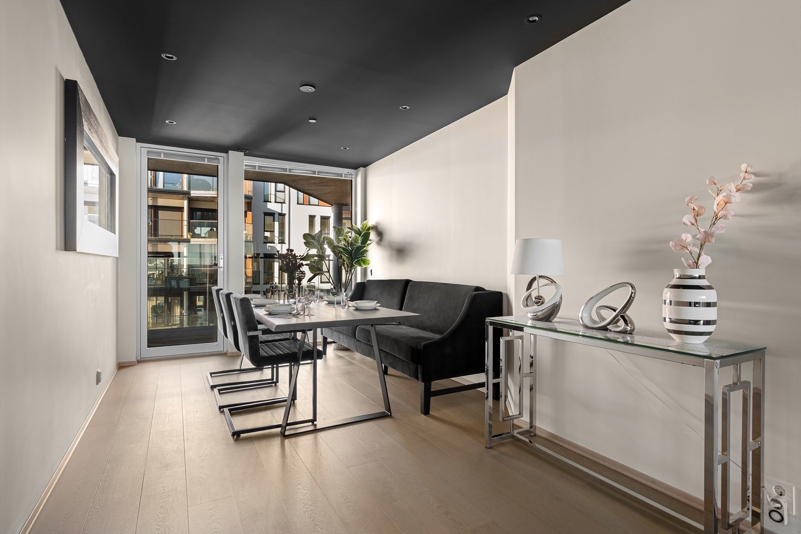 I den åpne stue/kjøkkenløsinngen er det god plass til et langbord, hvor du kan dekke på til hele storfamilien. Alternativt har nåværende eier tenkt på å sette opp en lettvegg for å få soverom nr. 3. Galleribilde