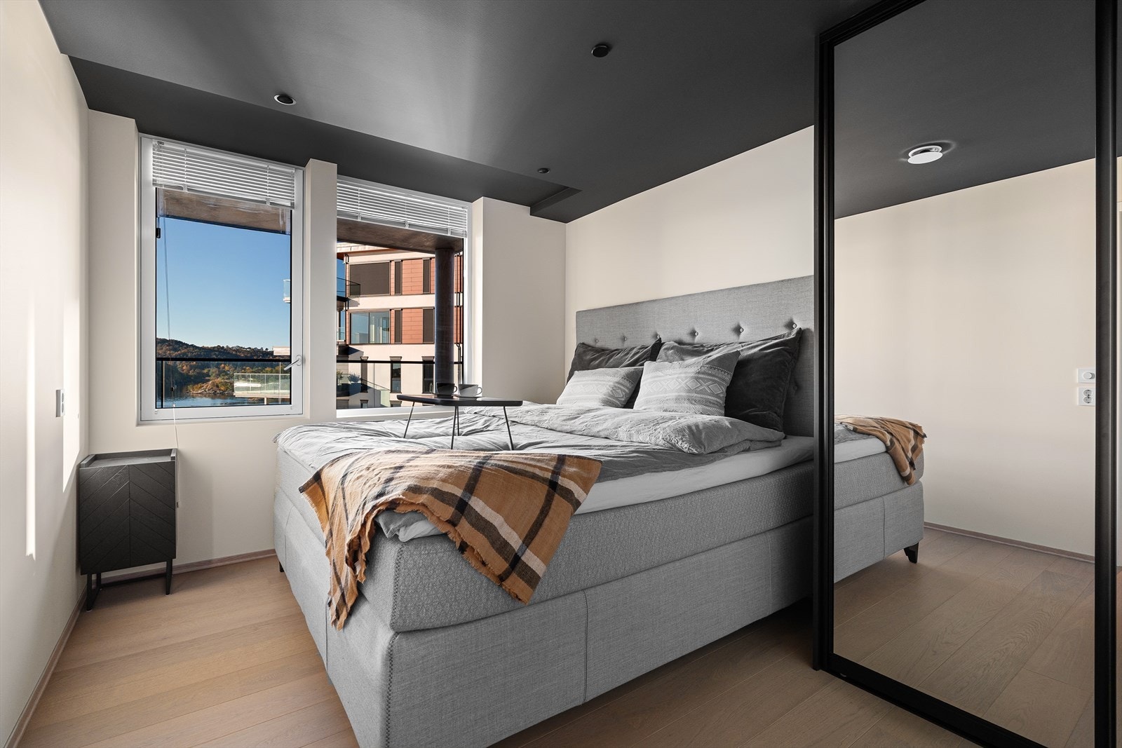 Hovedsoverommet er av god størrelse med plass til dobbeltseng, samt skyvedørsgarderobe. Det er også satt opp solskjerming i vinduene. Galleribilde