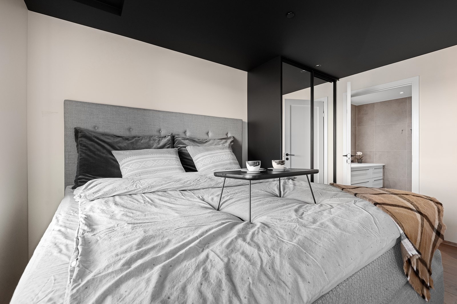 Fra hovedsoverommet har du direkte tilkomst til eget bad. Galleribilde