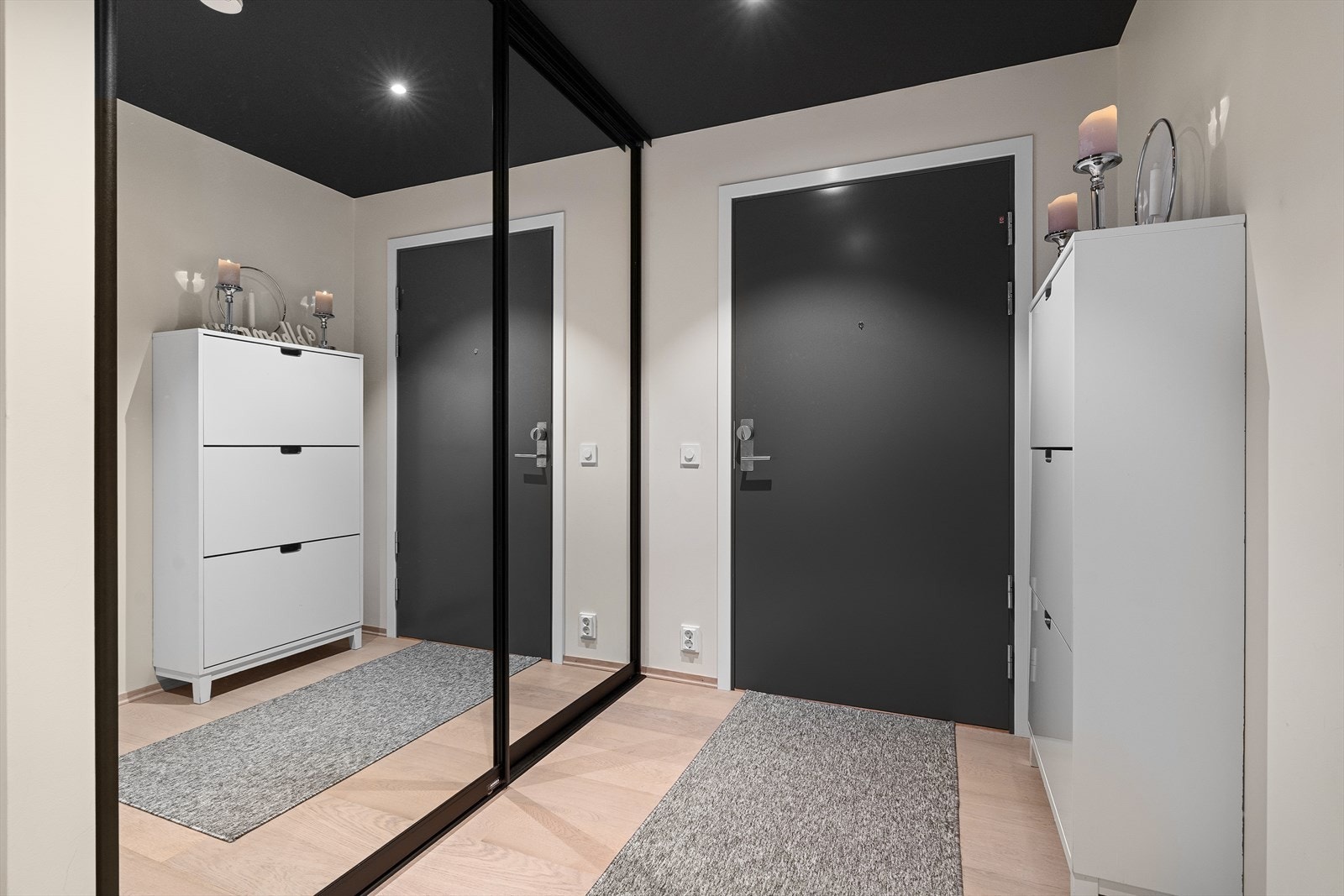 I entreen er det god oppbevaringsplass i to større skyvedørsgarderober. Det er callinganlegg, og du kan ringe til garasjeporten for å åpne den. I parkeringskjelleren medfølger det 1 parkeringsplass, samt 1 ekstern bod. Det er også gjesteparkeringsplasser. Galleribilde