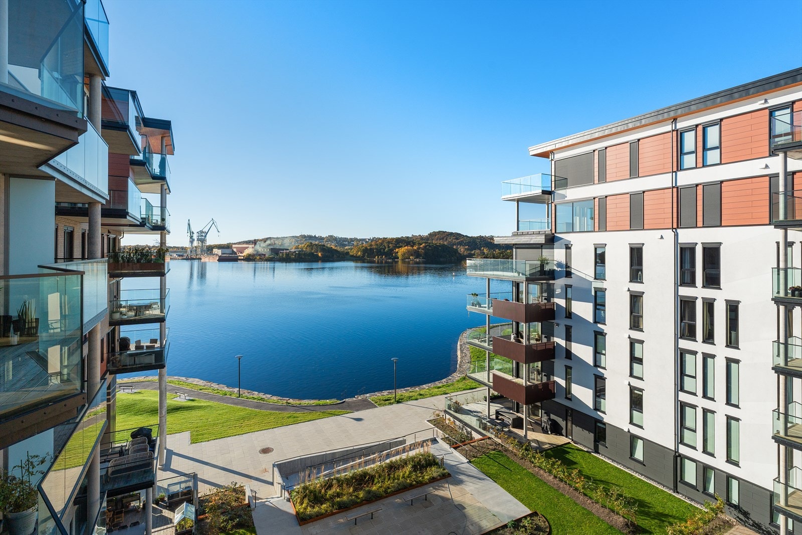 Sameiets fellestomt er svært pent opparbeidet med gangveier, sitteplasser, plantebed, lekeplass, sandvolleyballbane mm. Du kan også via "Heime"-appen booke overnattingsrom, selskapslokale mm. Galleribilde