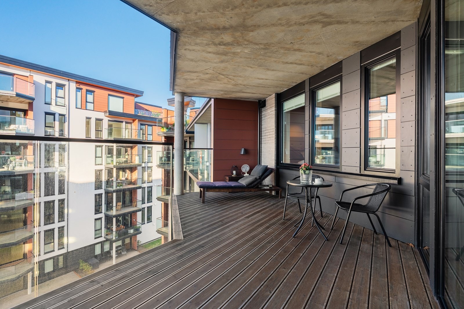 Balkongen med tilkomst fra spisestuen er på ca. 18 kvm. Galleribilde