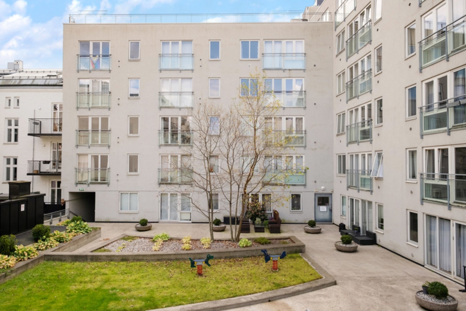 - Felles bakgård - Galleribilde