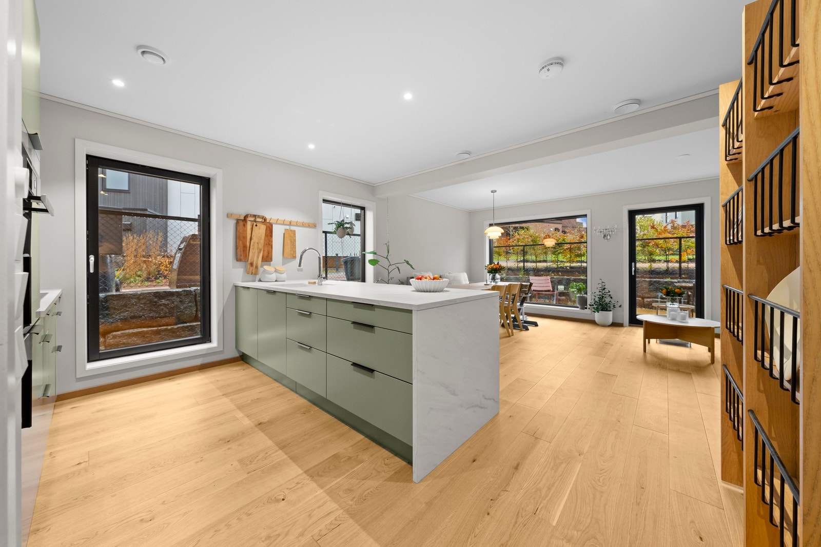 Flott HTH-kjøkken med integrerte hvitevarer Galleribilde