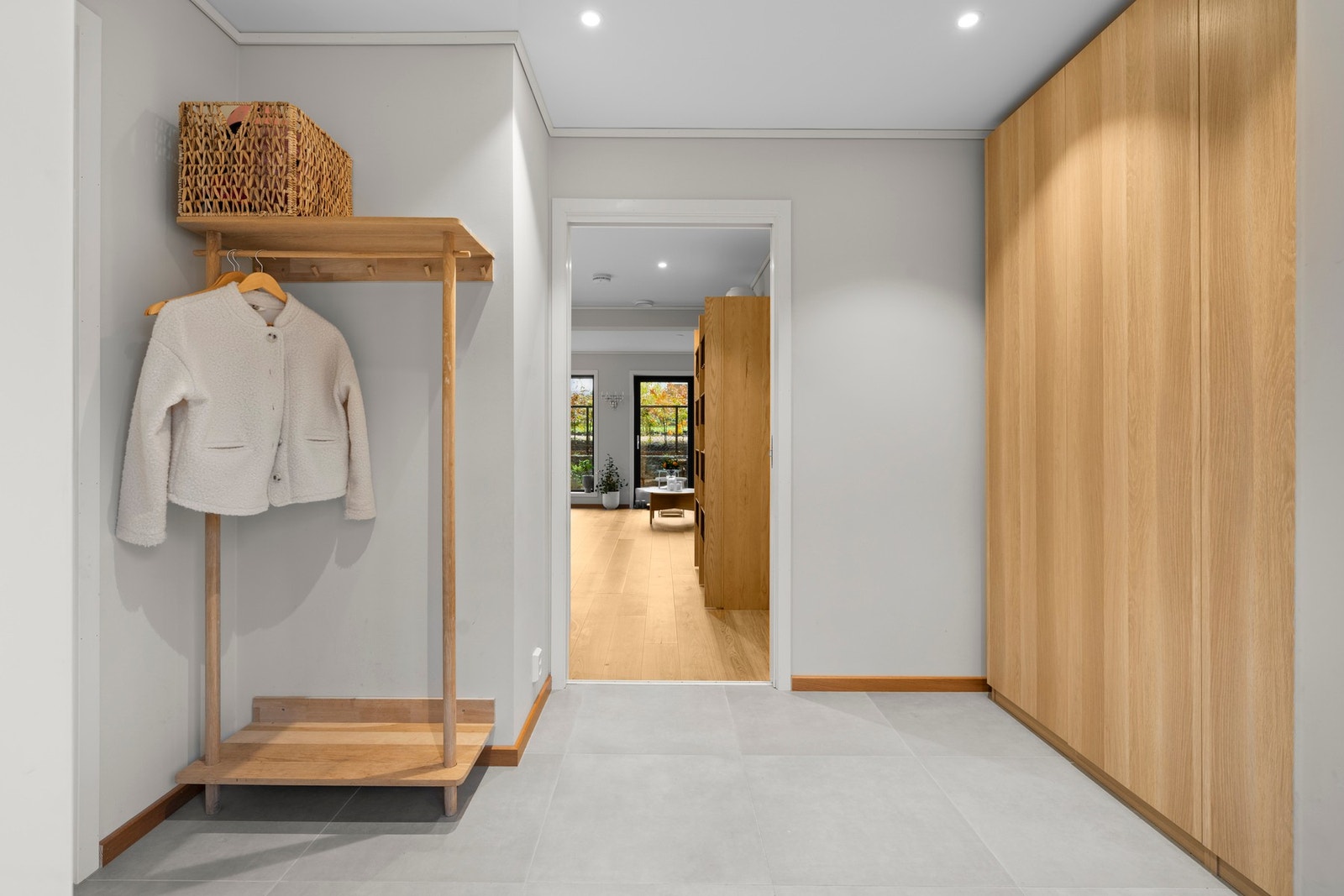 Flislagt entre med varme i gulv. Videre adkomst til wc-rom og stue/kjøkken Galleribilde