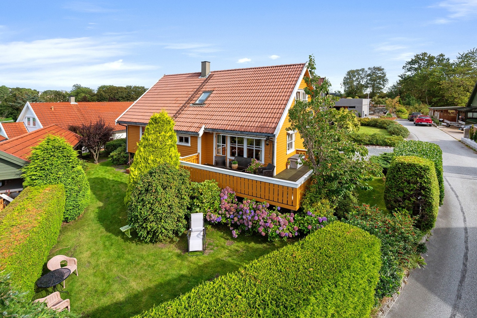 Frodig og fin hage. Solrik tomt. Galleribilde