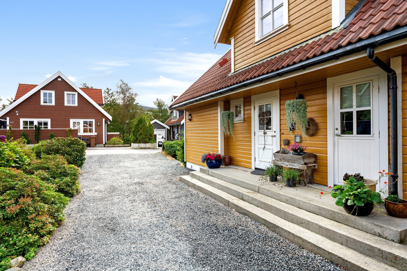 Gårdsrom med plass til flere biler. Både gjesteinngang og biinngang. Galleribilde