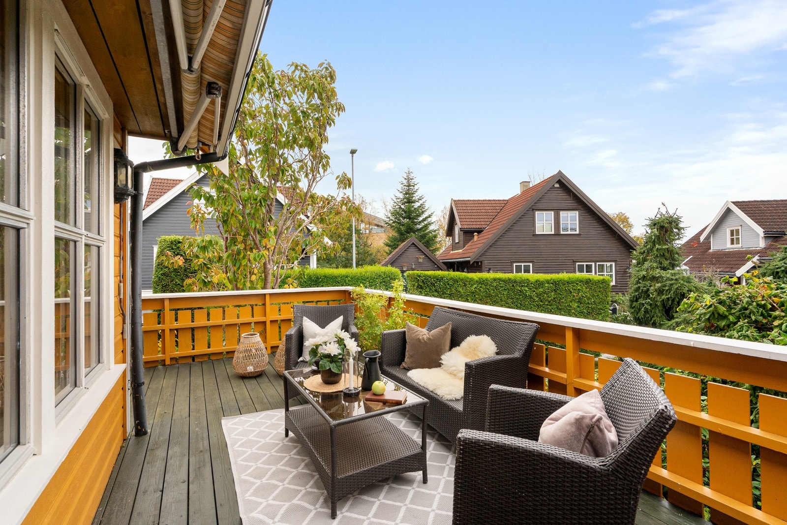 Usjenert og solrik terrasse Galleribilde