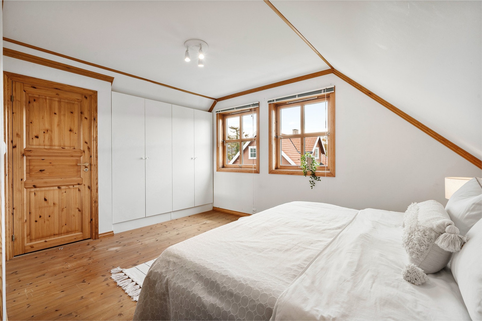 Stor hovedsoverom med god skapplass. Bod innenfor. Galleribilde