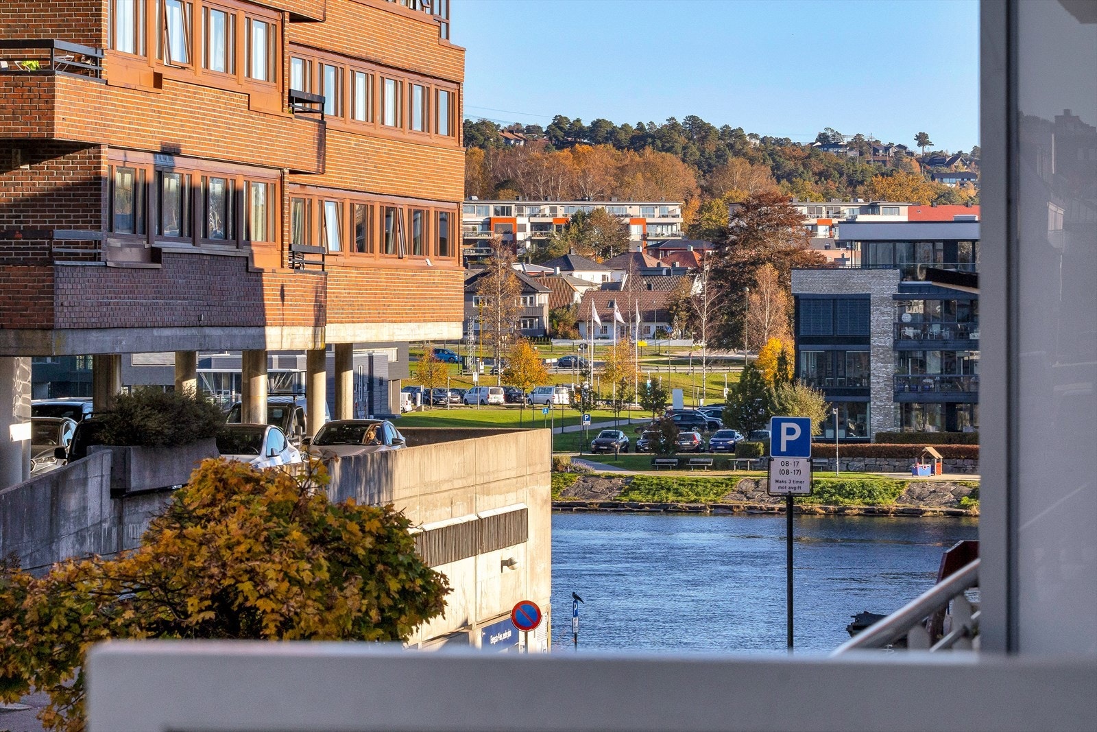 Utsikt mot Otra. Du må dessverre stå for å se denne. Galleribilde