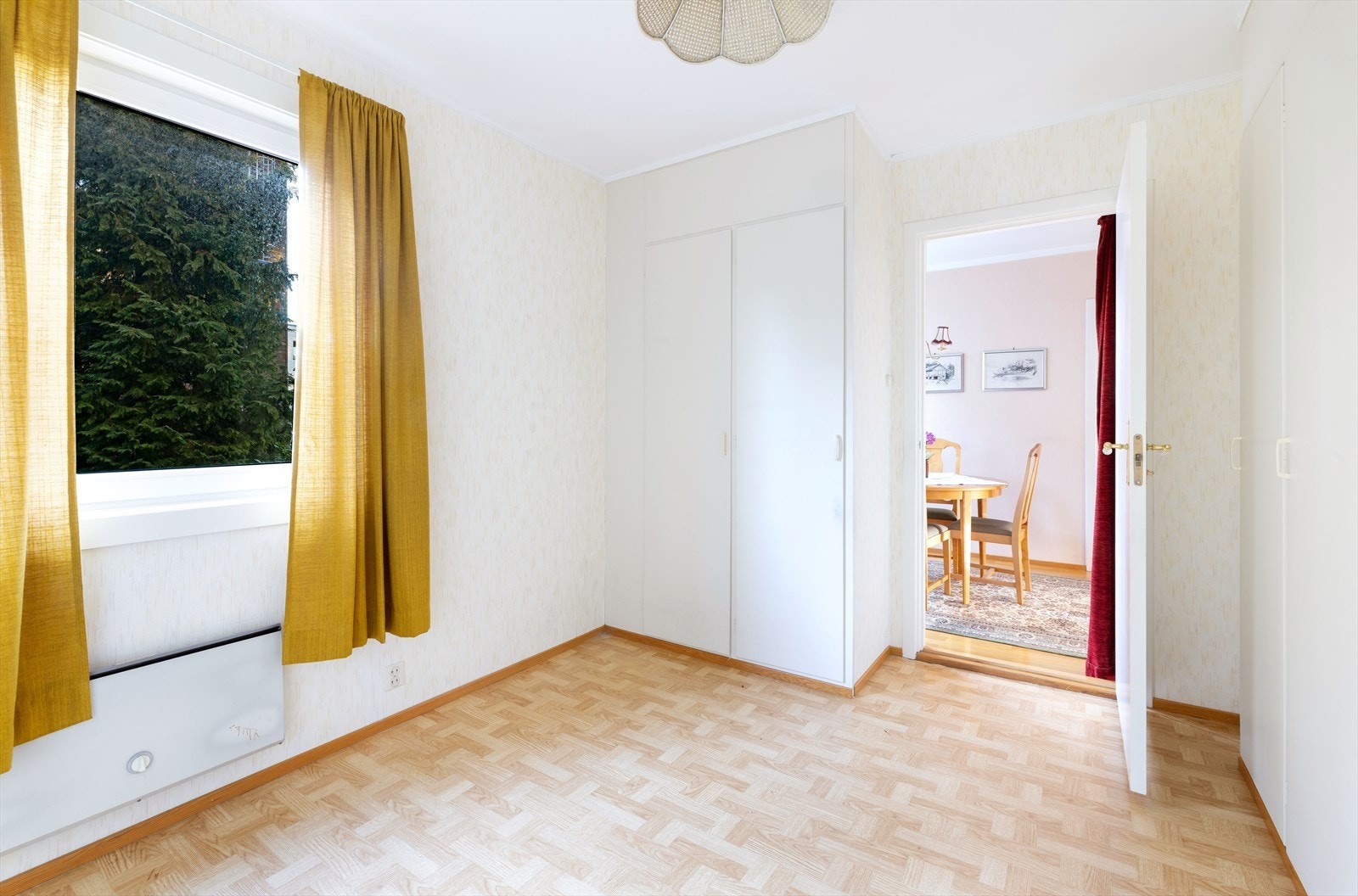 Dette soverommet har vindu mot bakgård. Galleribilde