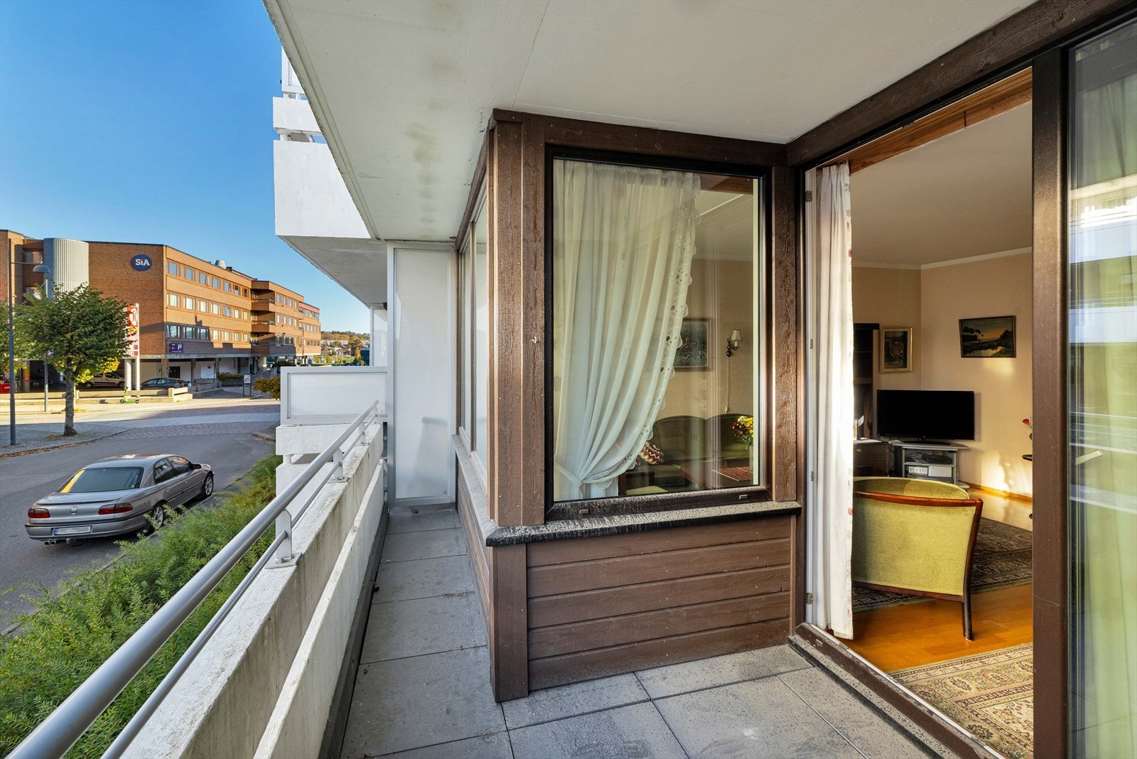Romslig platting foran terrassedør og tynn terrasse i lengderetningen. Galleribilde
