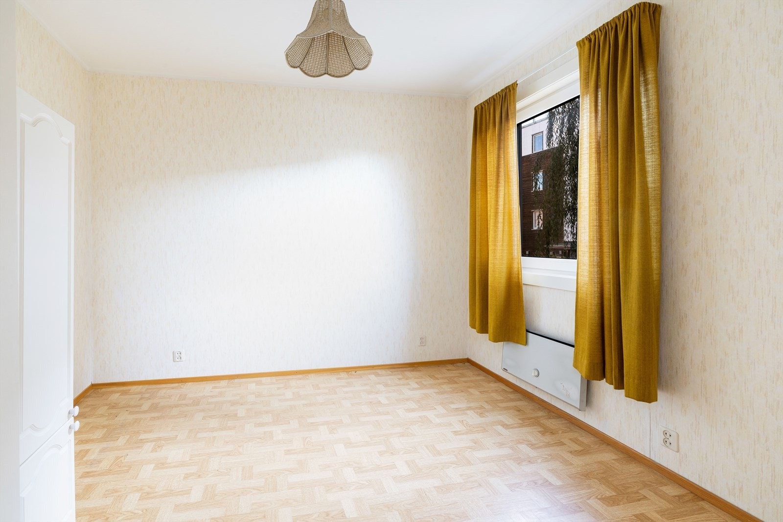 Det andre av boligens soverom har adkomst fra spisestue. Galleribilde