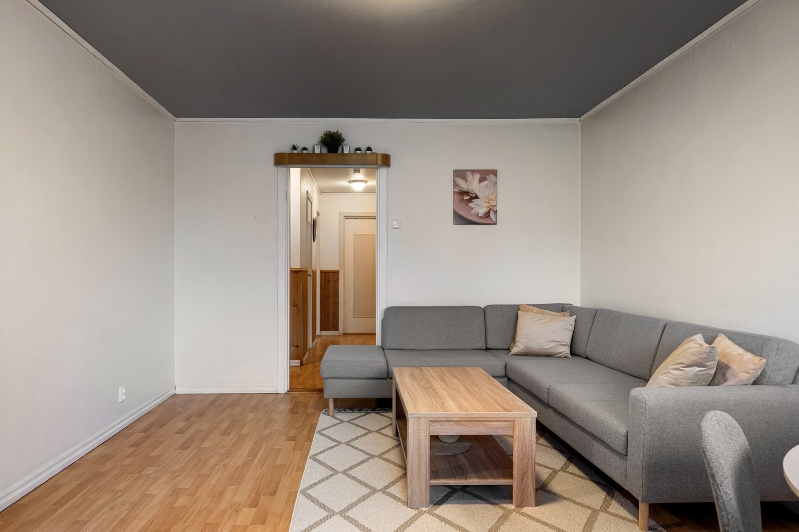 Gulvet er belagt med laminat, og veggene har lysmalte flater. Galleribilde