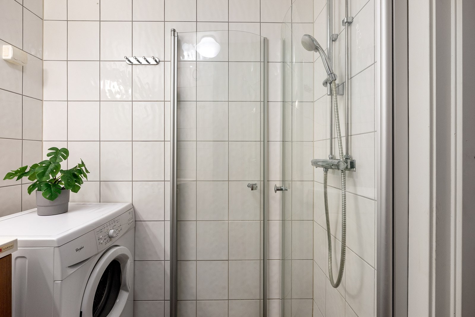 Badet ble oppgradert i regi av borettslaget i 2013 og er innredet med flislagte overflater, dusjhjørne med glassdører, servant med underskap, speil med belysning, veggmontert toalett og opplegg for vaskemaskin. Galleribilde