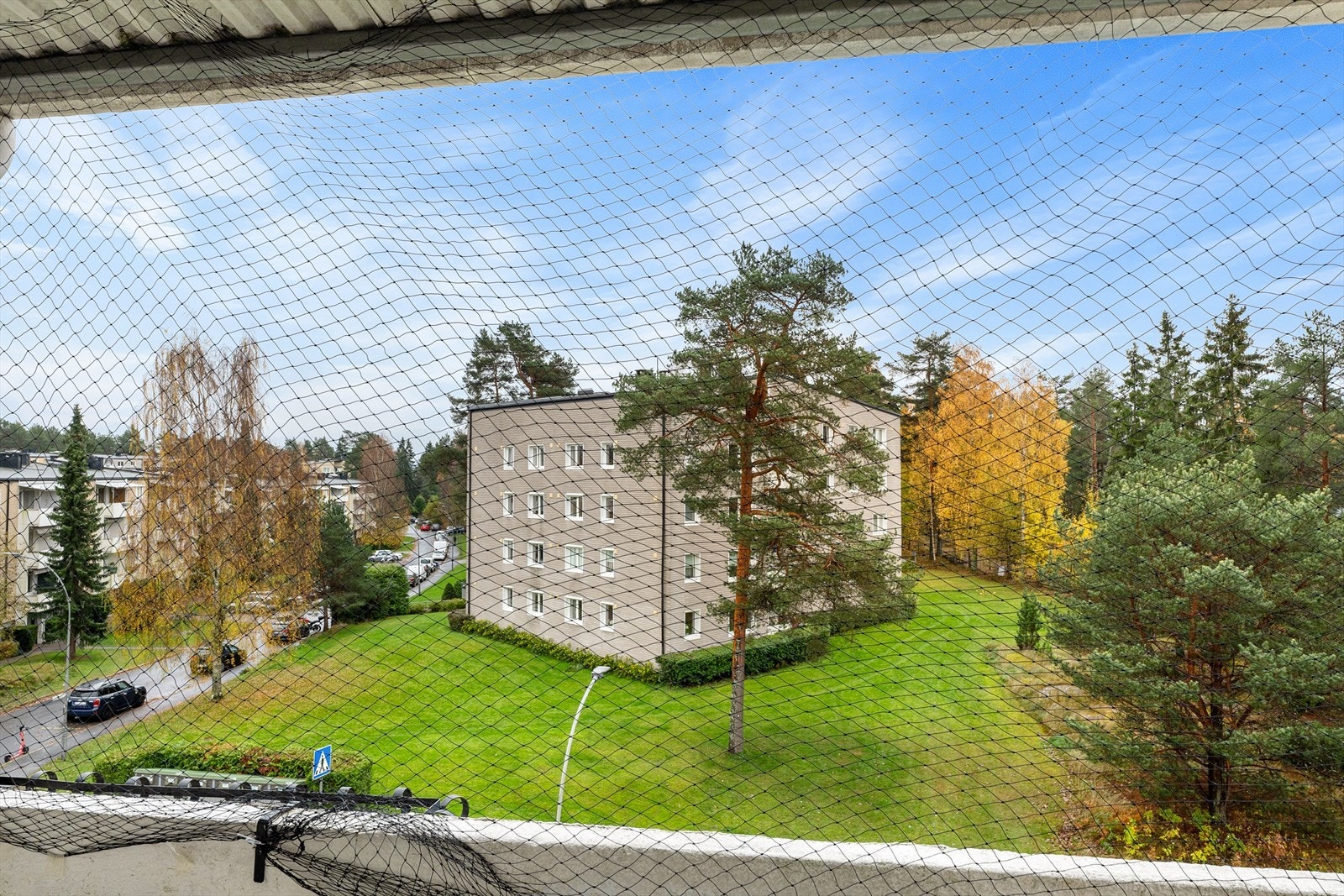 Nyt utsynet over frodige grøntarealer. Galleribilde