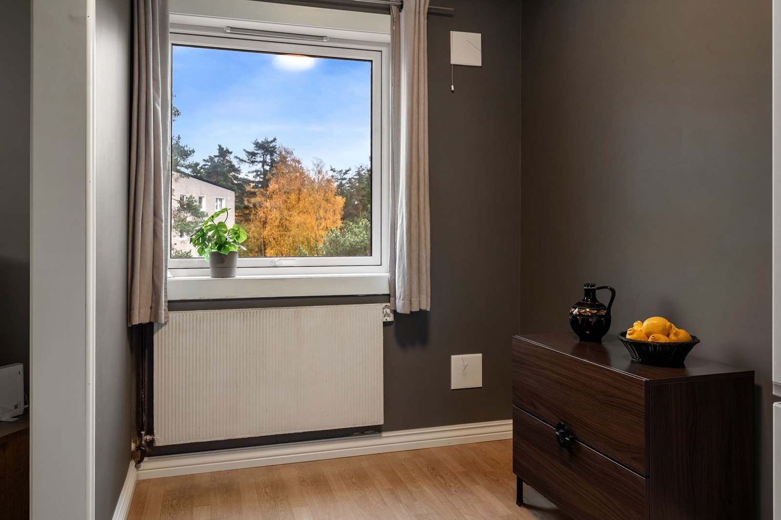 Rommet har plass til nødvendig arbeids- og oppbevaringsplass, og det er også plass til en liten spisegruppe. Galleribilde