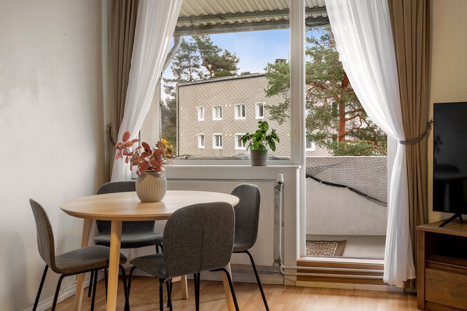 Fra oppholdsrommet har man utgang til balkongen som blir en naturlig forlengelse av oppholdsarealet i sommerhalvåret. Galleribilde