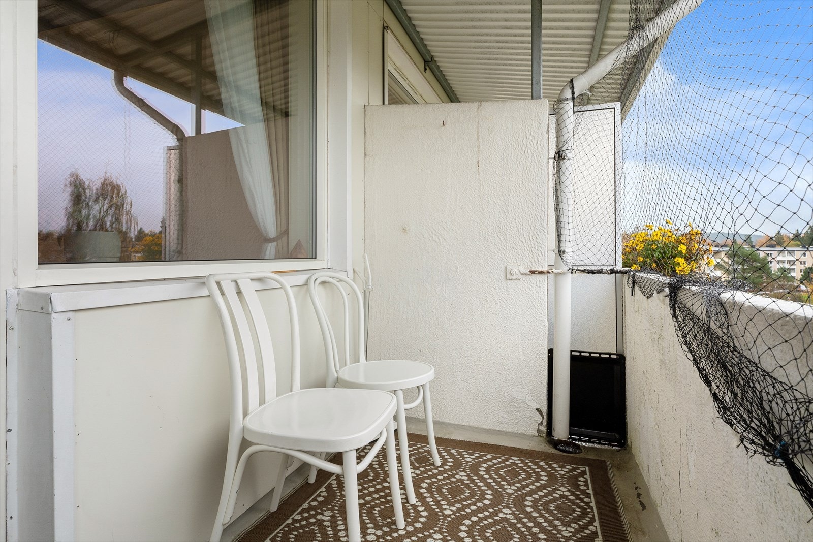 Balkongen på ca. 3,5 m² gir plass til en hyggelig sittegruppe, beplantning og annet ønskelig utendørsmøblement. Galleribilde