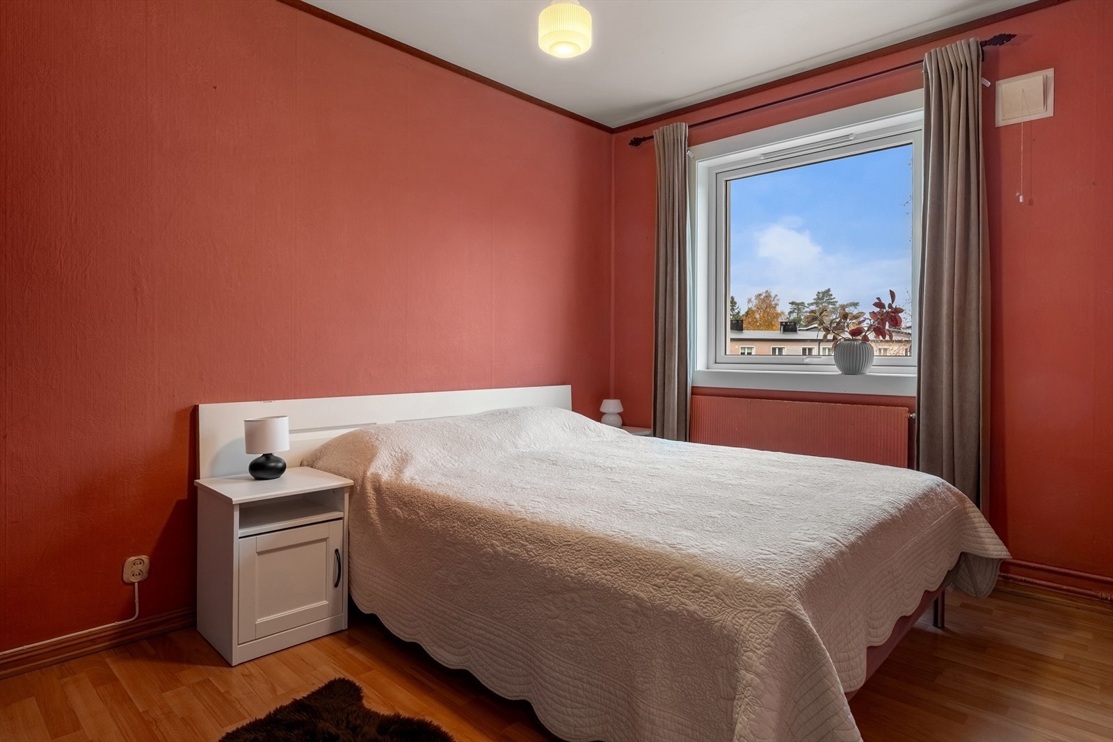 Hovedsoverommet har god plass til dobbeltseng, nattbord og garderobeskap. Galleribilde