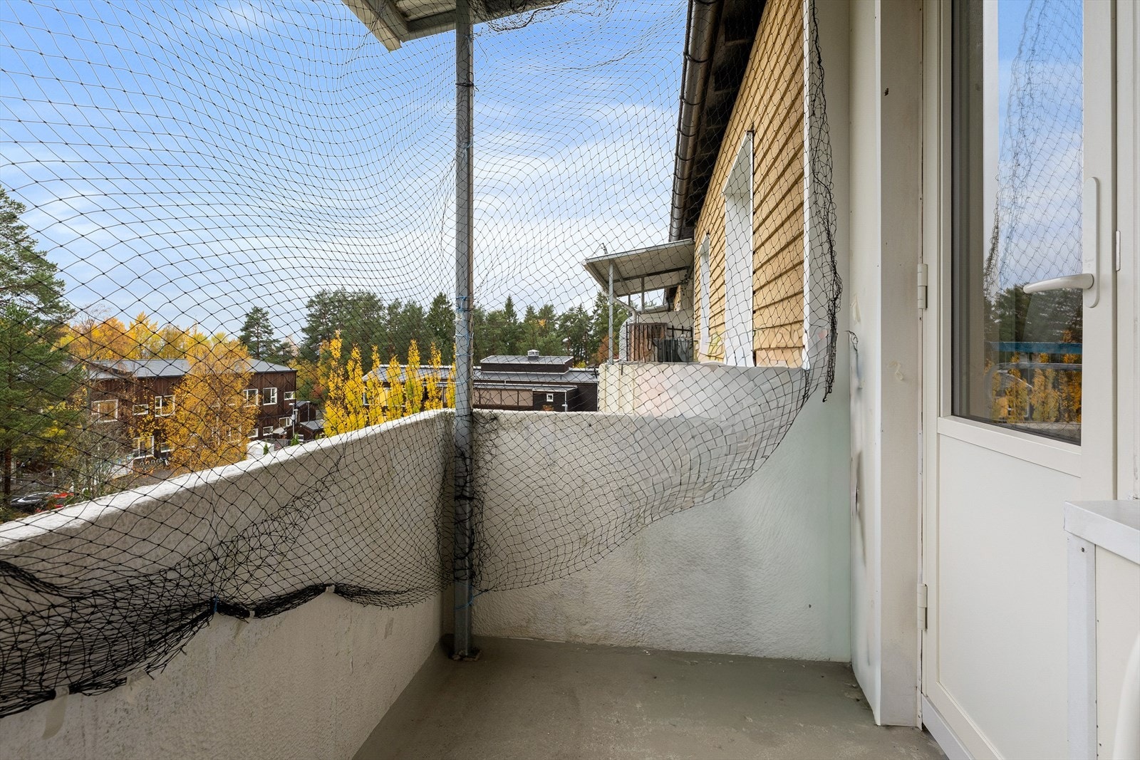 Balkongen vender mot rolige omgivelser og fungerer som et hyggelig uterom i sommerhalvåret. Galleribilde