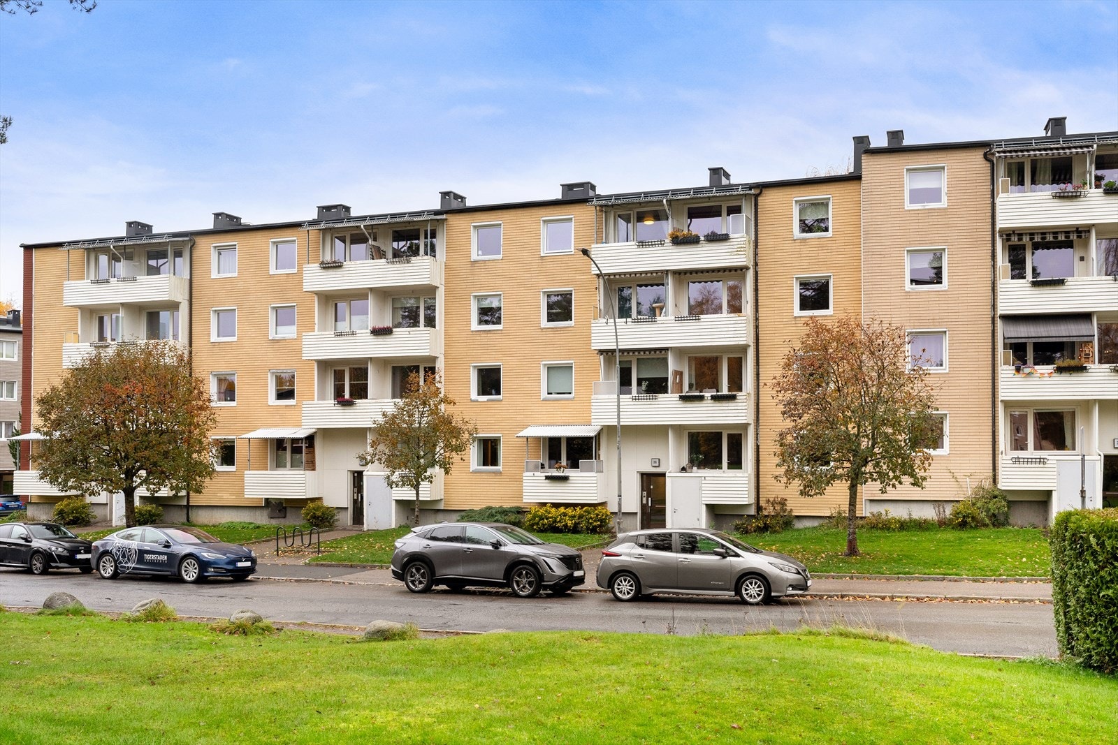 Det er parkeringsplasser og garasjeplasser til utleie. Galleribilde