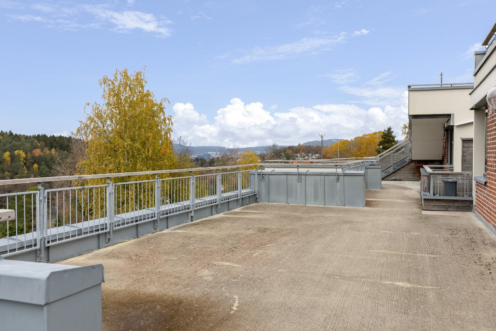 Felles terrasse på deling med naboleilighet. Galleribilde