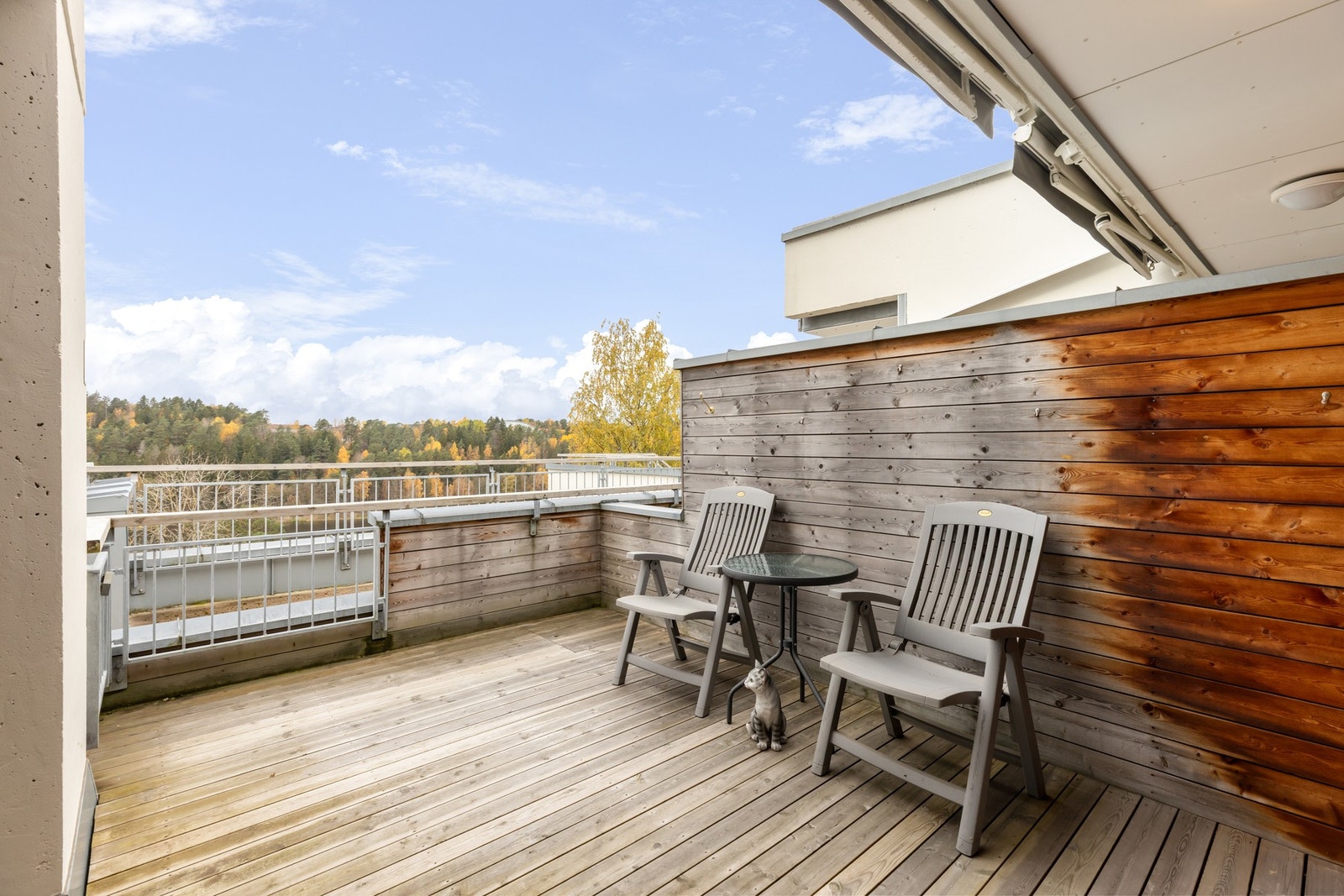 Med adgang fra entré kommer du ut på stor, inngjerdet terrasse på hele 15 m². Galleribilde
