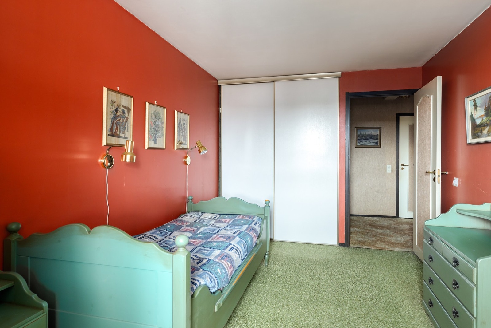 God plass til stor dobbeltseng, nattbord og annet møblement. Galleribilde