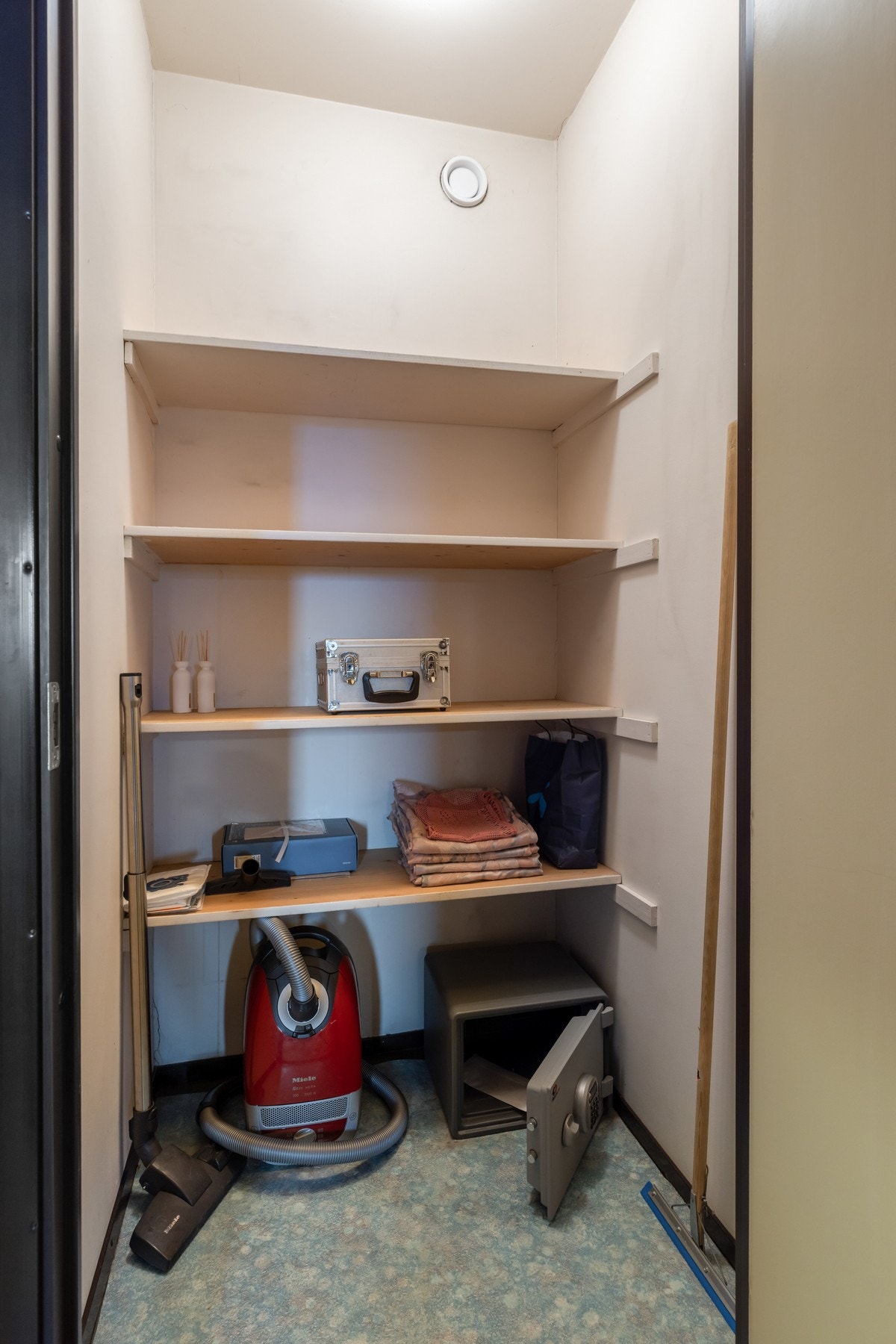 Her er det god plass til oppbevaring av støvsuger, bøtter, og annet utstyr. NB. safe medfølger. Galleribilde
