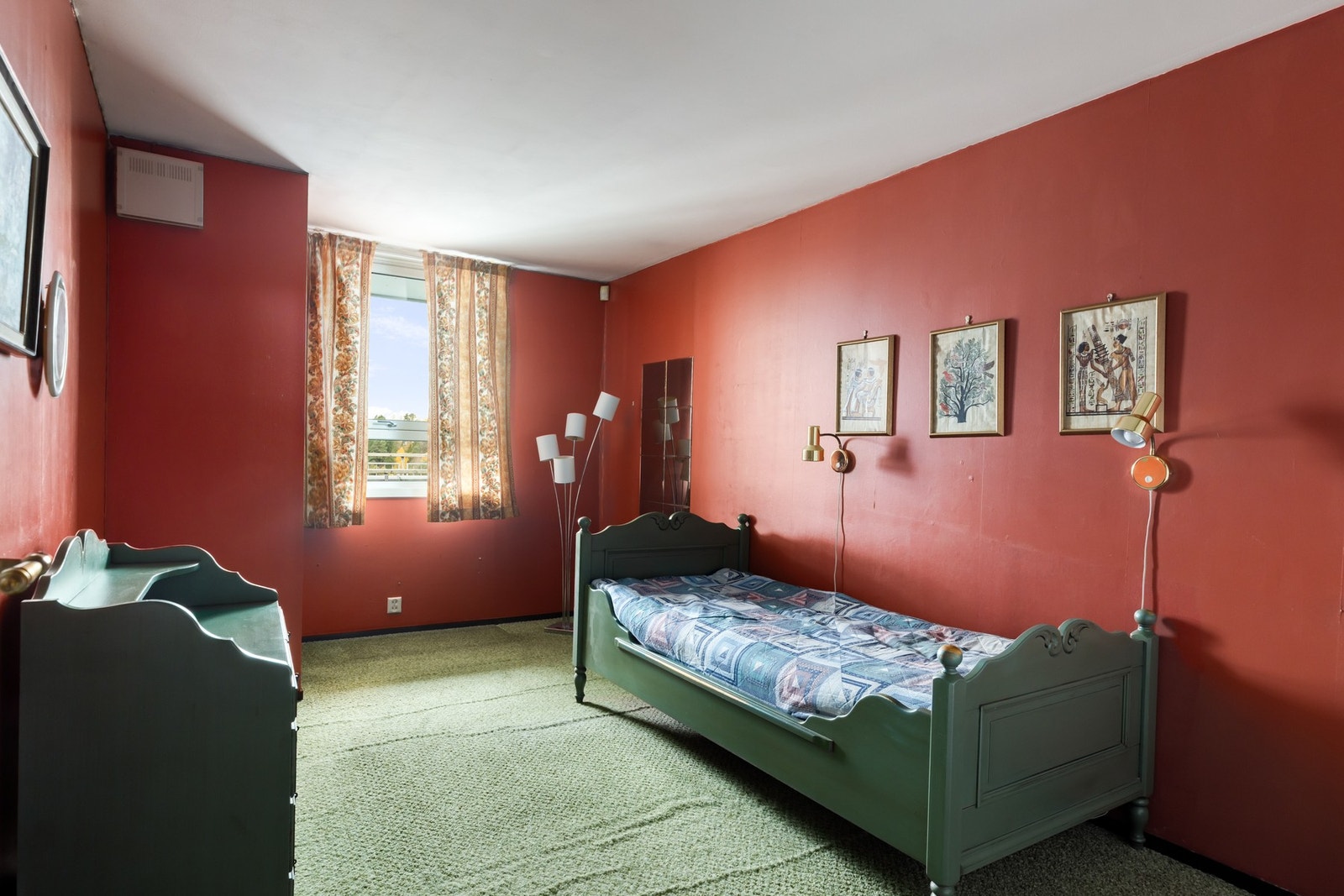 Stort soverom utstyrt med skyvedørsgarderobe. Galleribilde