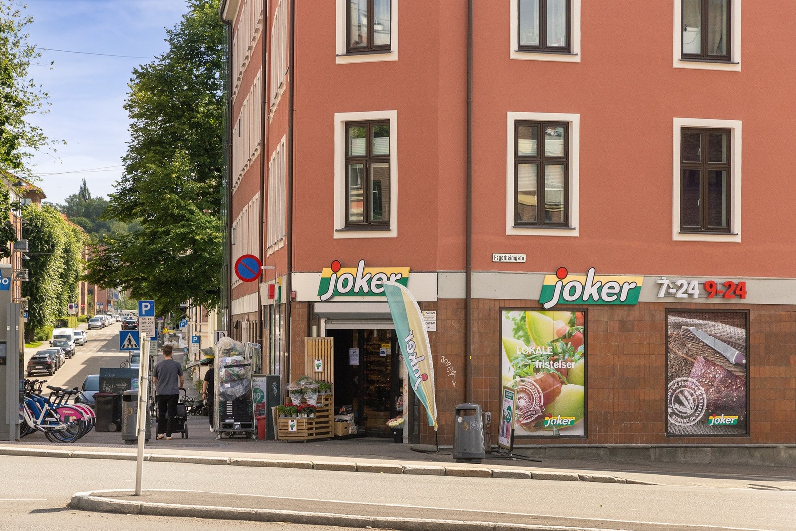 Flere kjente dagligvarebutikker er rett ved. Joker, stor Meny, KIWI og mer. Galleribilde