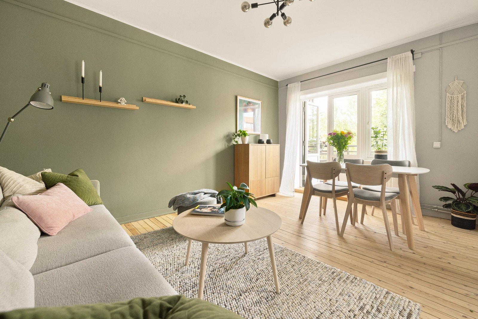 Velkommen til en lun og lys 3-romsleilighet, sentralt på Grünerløkka. Galleribilde