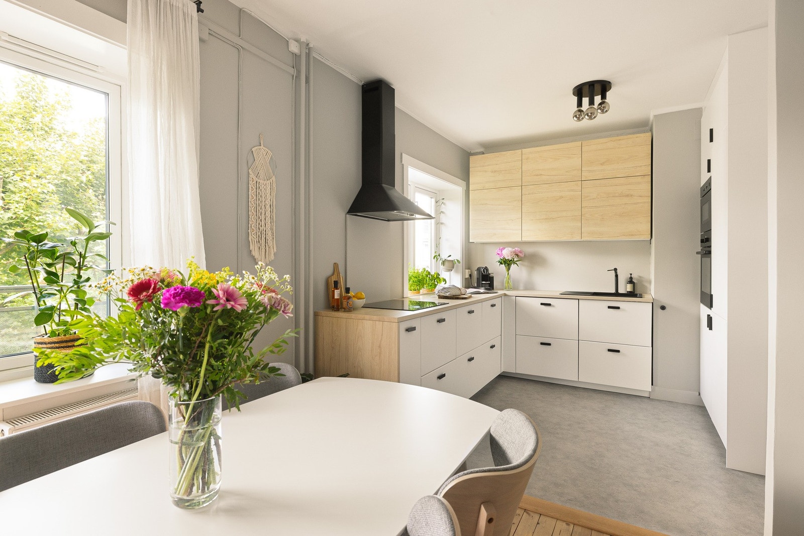 Kjøkkenet ble pusset opp i 2021, og har slett innredning fra IKEA. Den opprinnelige veggen mellom kjøkken og stue ble fjernet, for å få en lys og luftig romløsning. Galleribilde