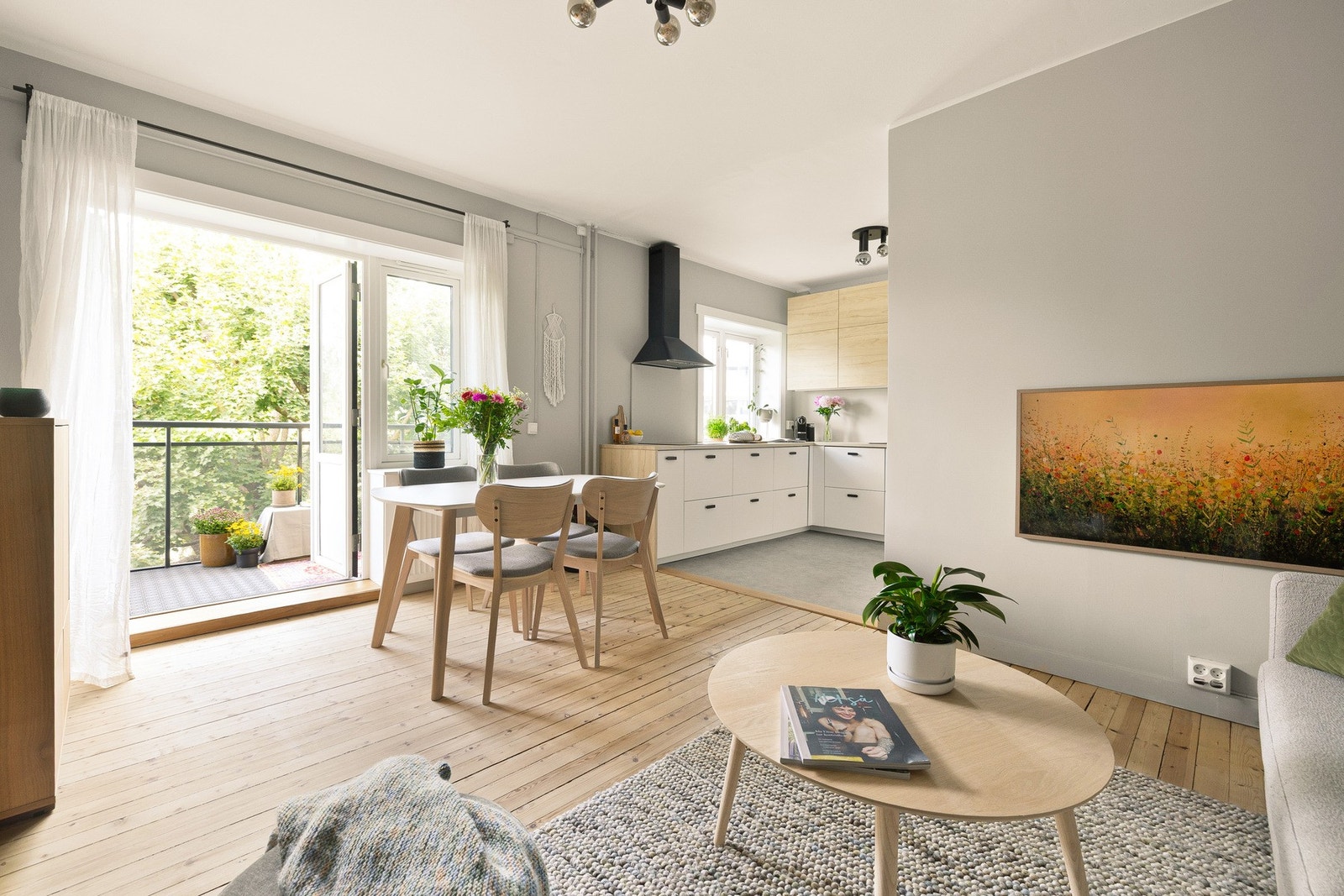 Åpen løsning mot kjøkken er sosialt. Samtidig er rommet utført i en vinkel som gjør at arbeidssonen oppleves som skjermet fra sofagruppen. Galleribilde