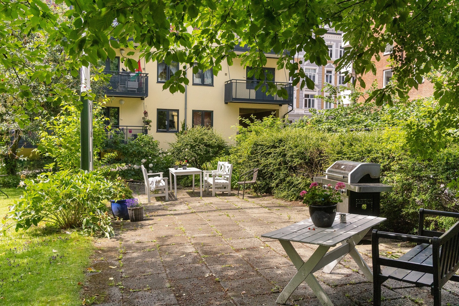 Borettslaget har koselige fellesarealer med sittegrupper, samt tilgang til felles redskapsbod. Galleribilde