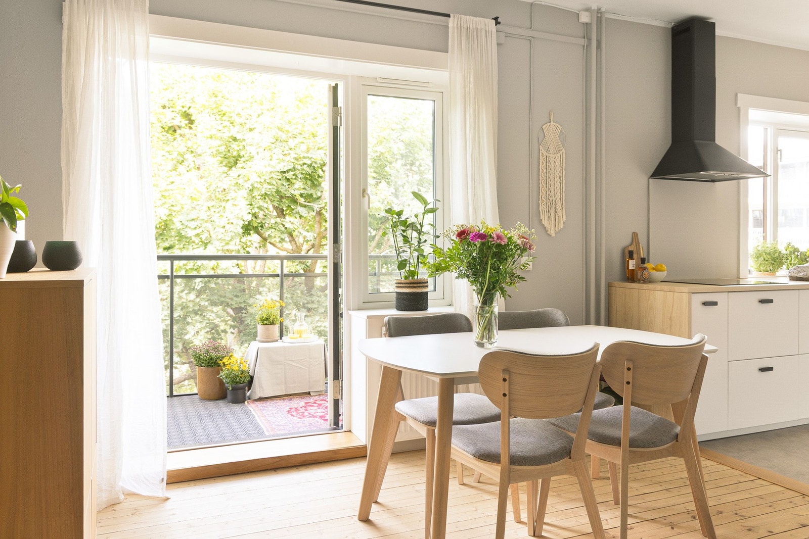 Noe av det vi liker ekstra godt med leiligheten er den rause planløsningen. Stor, åpen løsning mot kjøkken, og adkomst til solrik balkong. Galleribilde