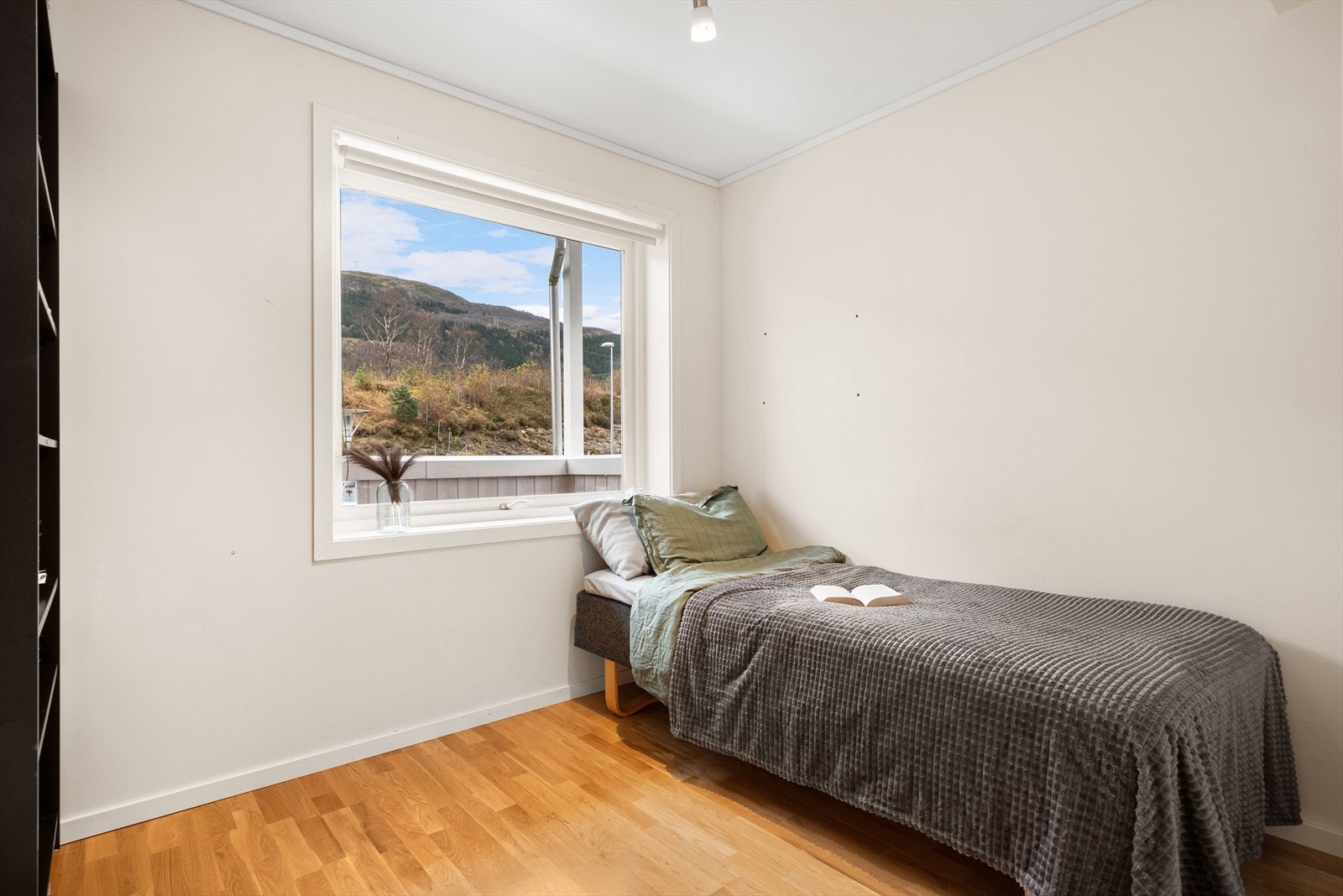 Det andre soverommet på denne siden av plass til seng og skrivebord Galleribilde