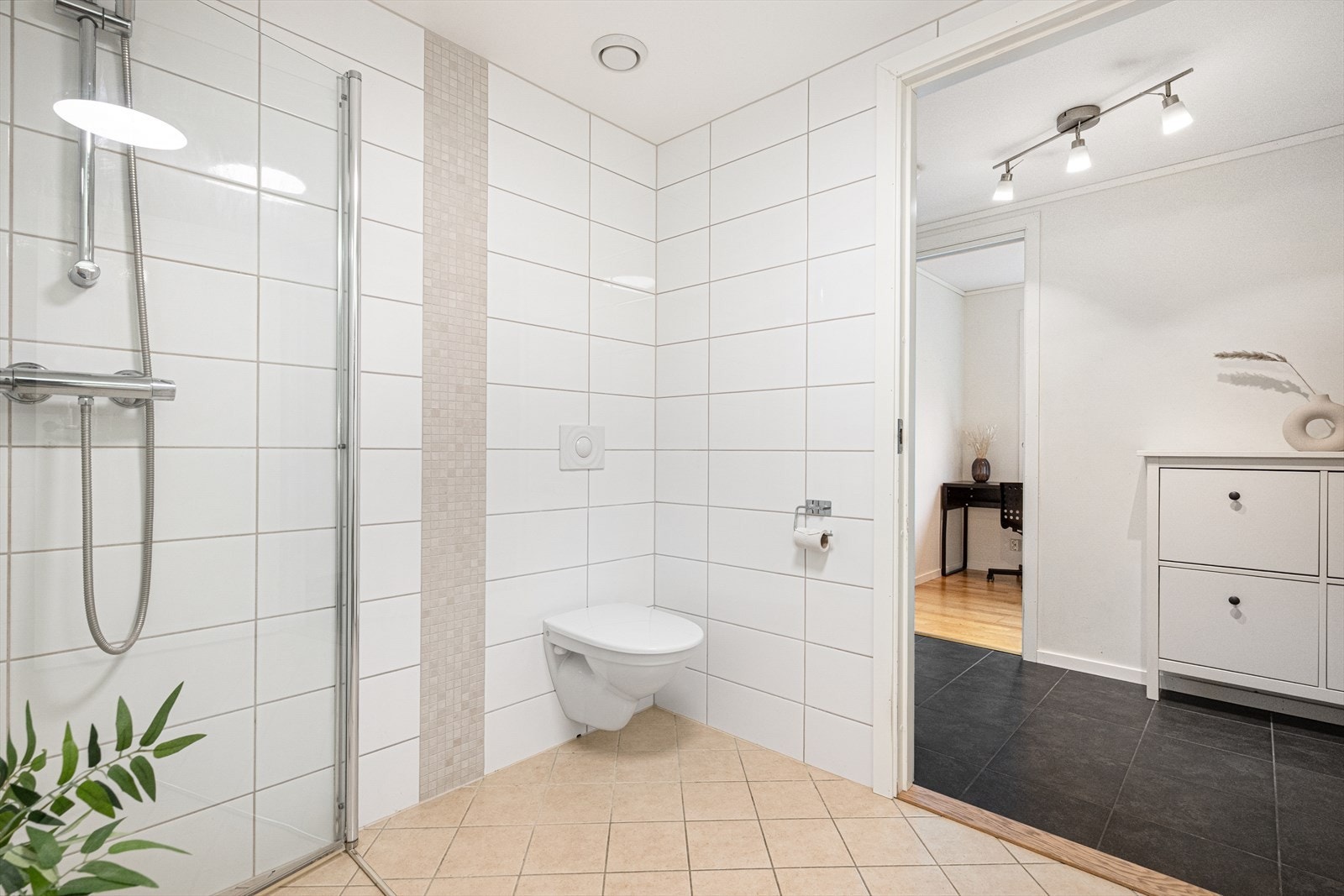 Vegghengt toalett, og dusjhjørne med innfellbare dører Galleribilde