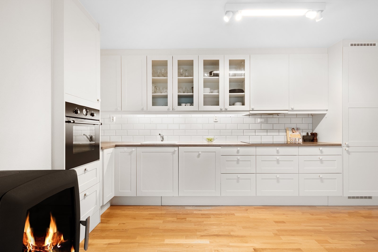 Takhøy innredning og integrerte hvitevarer Galleribilde