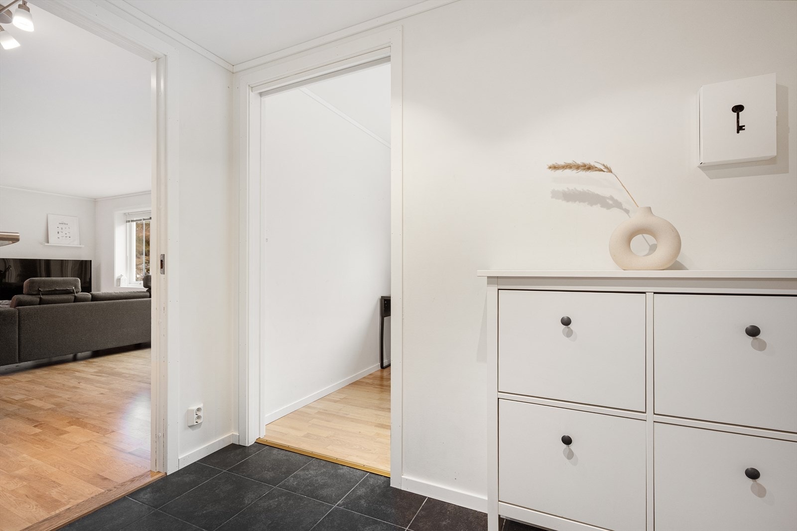 Entré med plass til å henge fra seg Galleribilde