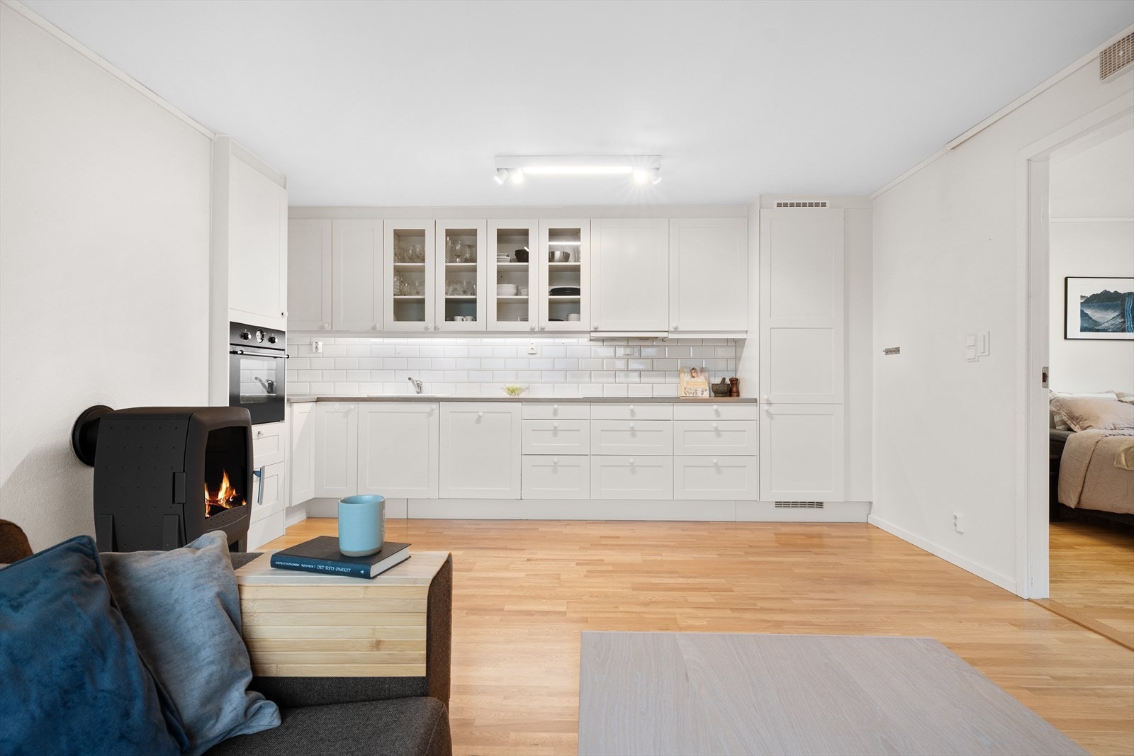 God arbeidshøyde med komfyr i høyskap Galleribilde