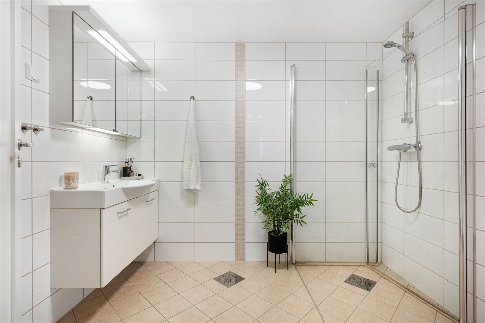 Lekkert, flislagt baderom med varmekabler i gulvet Galleribilde