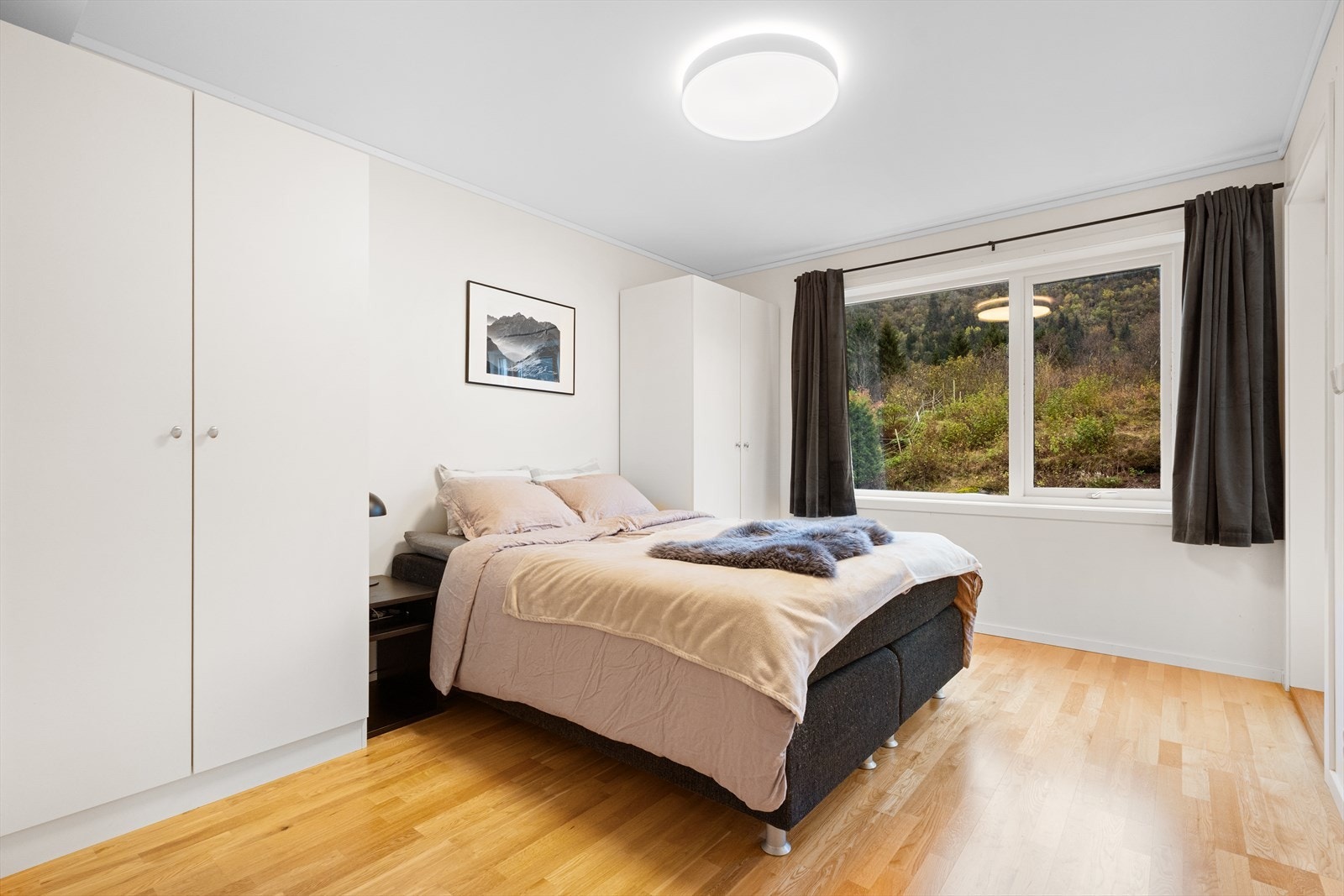 Hovedsoverommet har god plass til dobbeltseng og oppbevaring Galleribilde